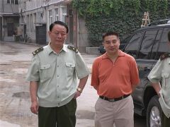 許寶平董事長和中將常躍合影