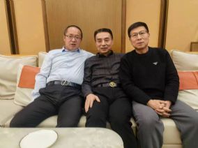 仕龍集團(tuán)董事長同中醫(yī)廣播電視臺(tái)遼寧站長孫松濤、吉林站長裴奔合影