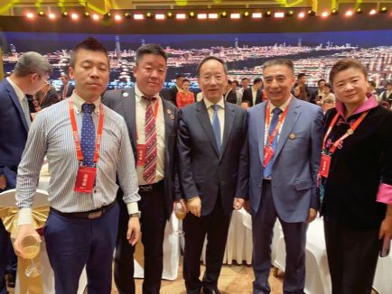 仕龍集團董事長許寶平與遼寧省委副書記省長李樂成等人合影